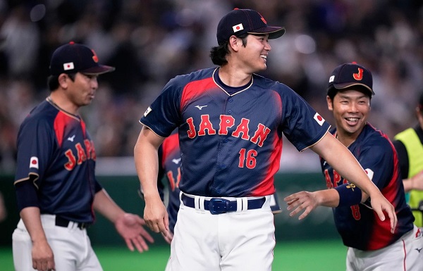 Shohei Ohtani (c) celebra con sus compañeros. Foto: EFE