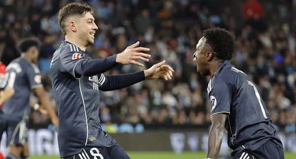 Federico Valverde (izq.) celebra su gol con su compañero Vinícius Jr. Foto: EFE