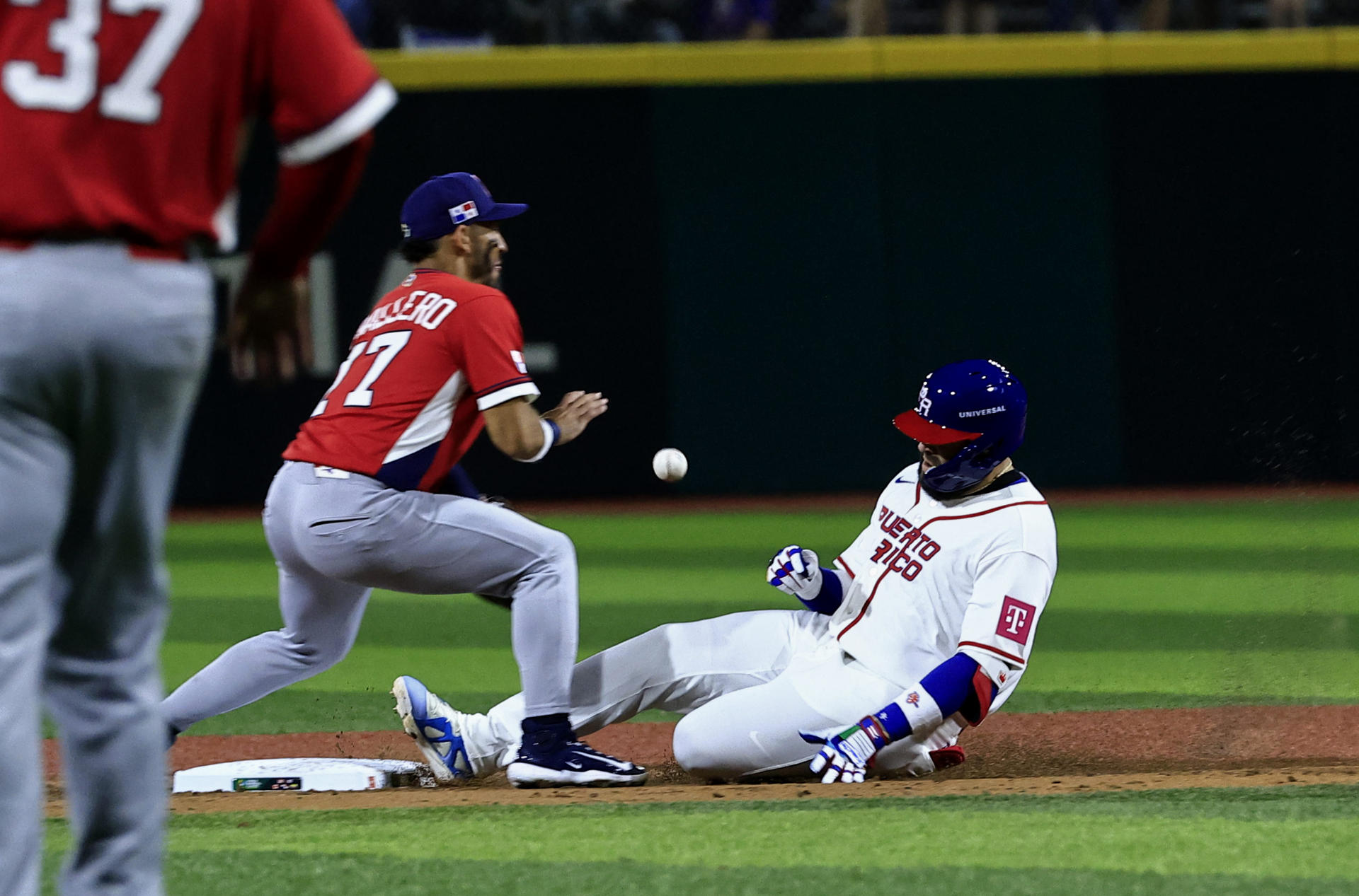 Emanuel Rivera (d), de Puerto Rico, se desliza en segunda base ante José Caballero, de Panamá (i). /Foto: EFE