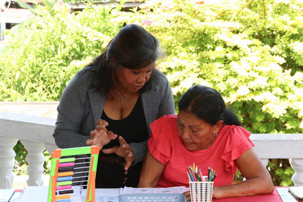  La voluntaria Graciela Serrano (i), de 65 años dicta clases a una mujer adulta mayor. Foto: EFE