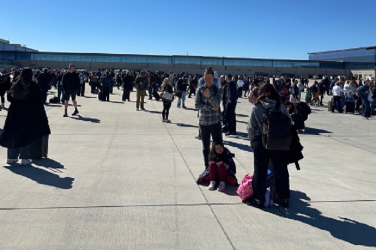 Cerca de 2.000 personas abandonaron las instalaciones el Aeropuerto Internacional de Kansas City en Misuri, durante el operativo. Foto. Redes