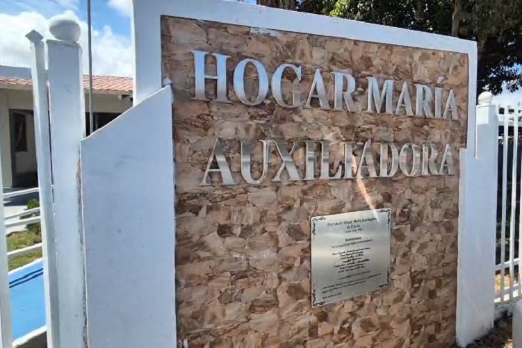 Previo al reinicio de sus funciones como albergue escolar, el personal realizó labores de limpieza y reorganización del mobiliario