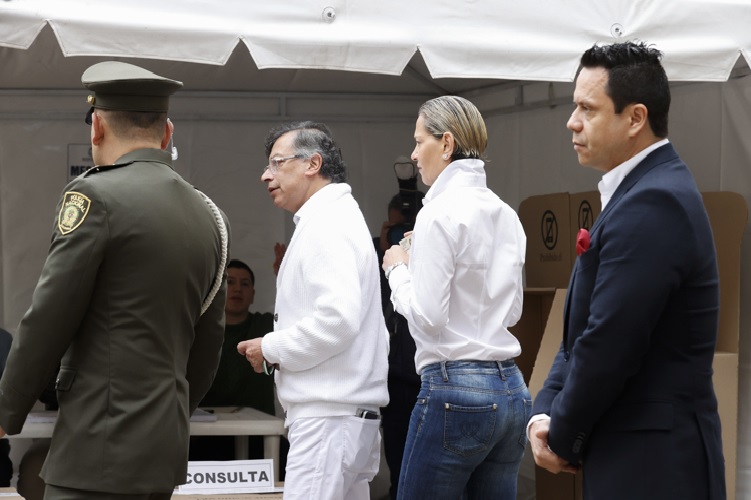 El presidente de Colombia, Gustavo Petro, llegó a votar acompañado por la primera dama Verónica Alcocer y sus hijas Sofía y Antonella. Foto. EFE