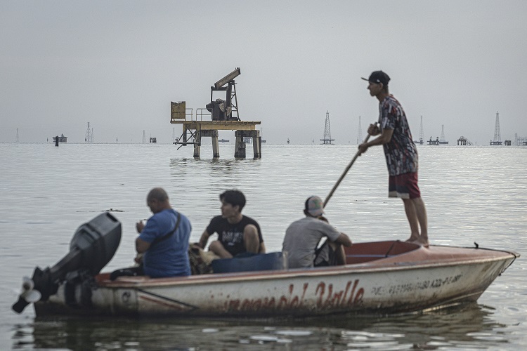 Plataformas petrolíferas en Cabimas (Venezuela). Foto Archivo. EFE
