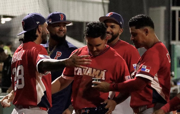 Rubén Tejada (c) es felicitado por sus compañeros por dar un imparable que remolcó dos carreras. Foto: José Pineda/ Fedebeis