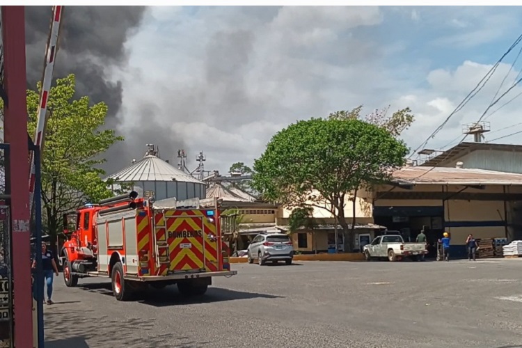 Cada incendio representa un riesgo para la vida de las personas, además de implicar un desgaste considerable para las unidades de emergencia. Foto. Melquíades Vásquez