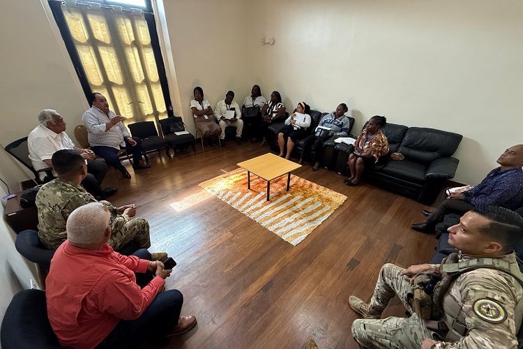 Se destacó la importancia de mantener una comunicación constante y una coordinación efectiva entre los jueces de paz y las unidades aeronavales.