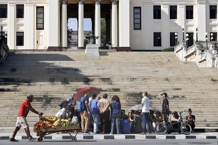 studiantes participan en una protesta por los efectos de los apagones y la falta de conectividad en la educación este lunes, en la escalinata de Universidad de La Habana (Cuba).  Foto. EFE