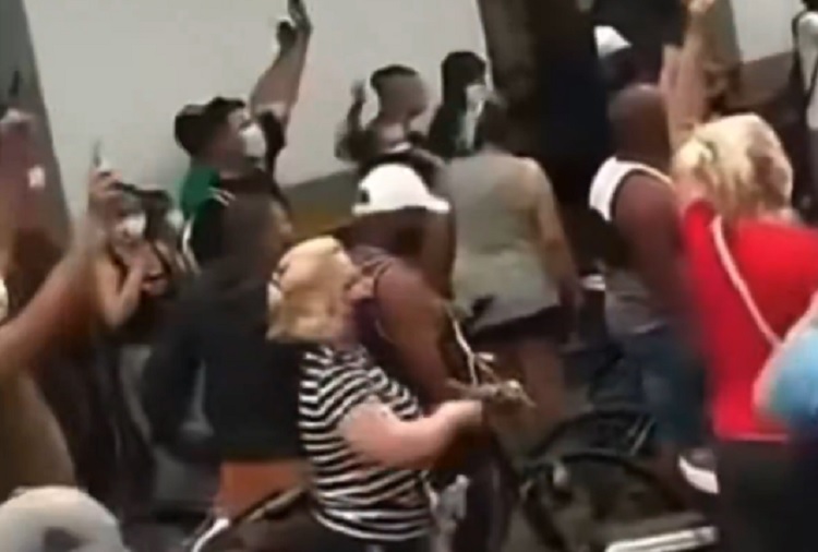 Se informó que los cubanos salieron a las calles en al menos 10 a 15 municipios de La Habana y sus alrededores para protestar contra los extensos cortes eléctricos y exigir el fin del régimen comunista. Foto. Tomada de redes