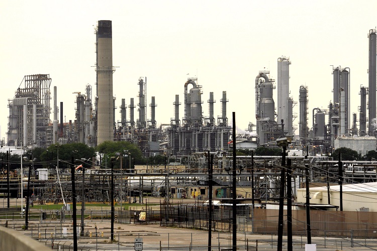 Los temores de que un cierre duradero del estrecho de Ormuz o a la destrucción de instalaciones de producción o refinerías en el golfo Pérsico produjo por la mañana una escalada de precios. Foto. EFE