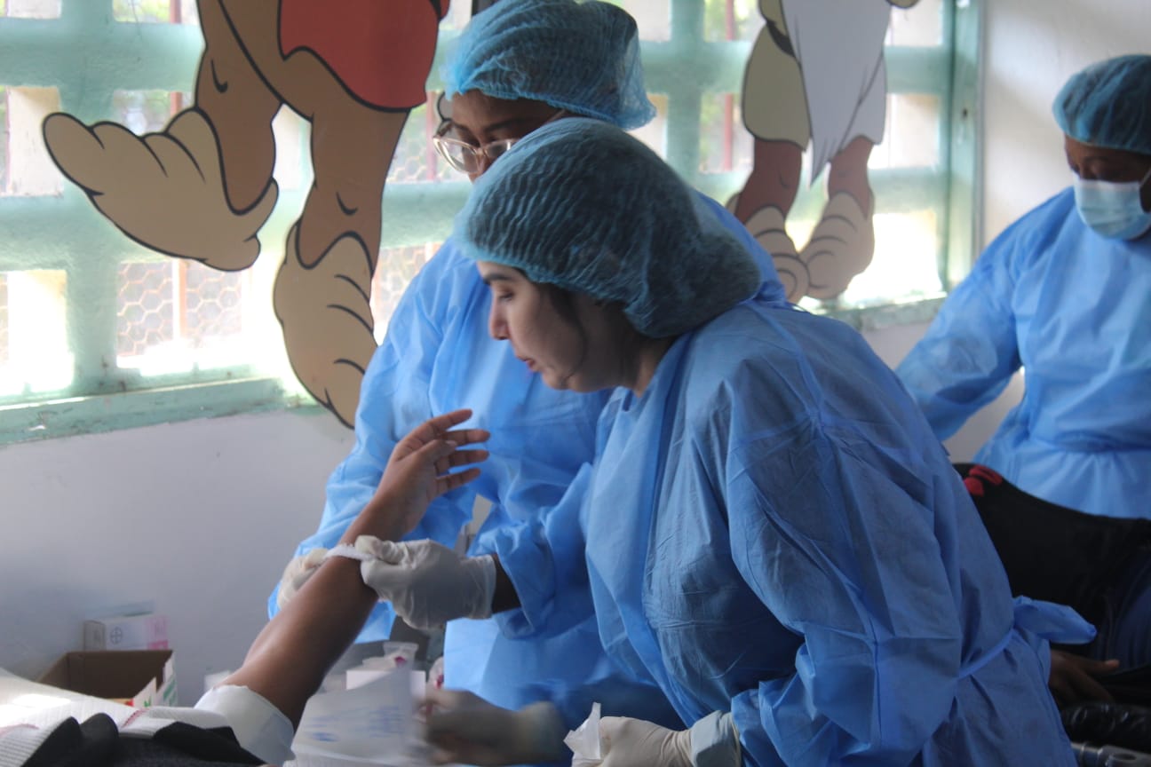 La colocación de implantes subdérmicos estaba dirigida a mujeres entre 16 y 35 años de edad.