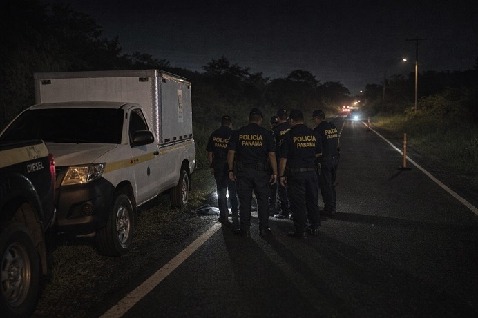 LAs autoridades investigan el caso para identificar al conductor desalmado que abandonó a la víctima.  /  Imagen ilustrativa: Generada con IA Copilot