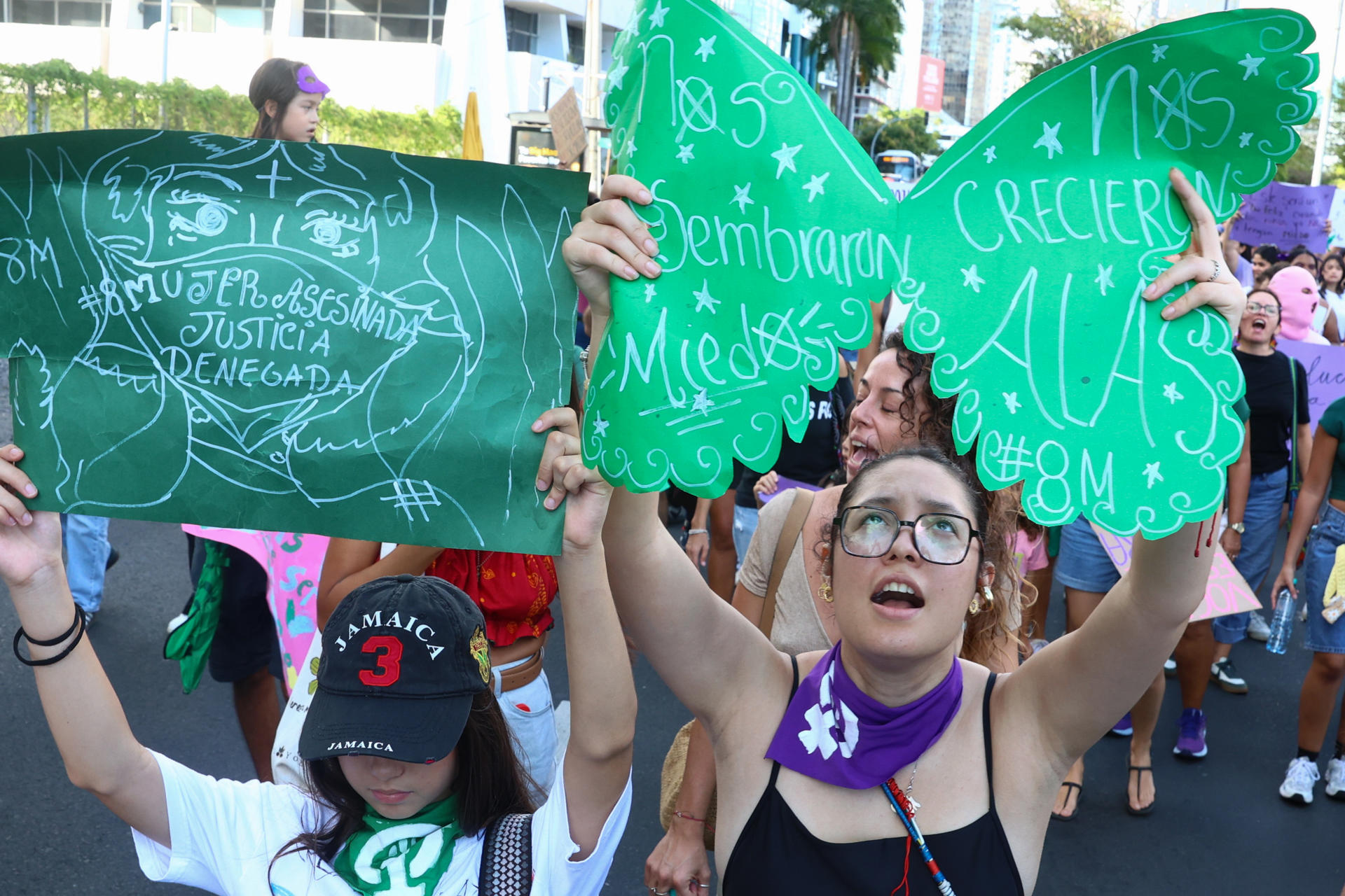 Mujeres sostienen carteles durante una marcha por la conmemoración del Día Internacional de la Mujer (8M) 
