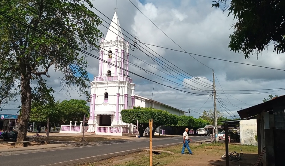 Directivos del IDAAN presentaron un plan a corto plazo que incluye la instalación de una nueva línea de conducción de agua desde la carretera Interamericana en Santiago hasta Atalaya, junto con un tanque y plantas de bombeo para mejorar la distribución del recurso.