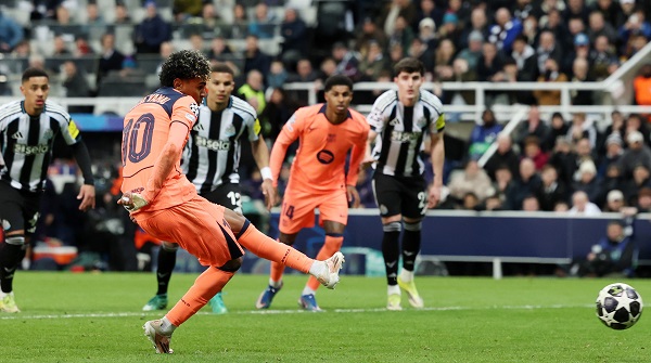 Lamine Yamal logra el 1-1 de penalti durante el partido de ida de octavos de final de la UEFA Champions League entre el Newcastle y el Barcelona. Foto: EFE