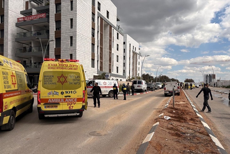 Dos hombres que trabajaban en una obra de la construcción murieron en el centro Israel por los impactos causados tras una andanada de misiles de Irán. Foto. EFE