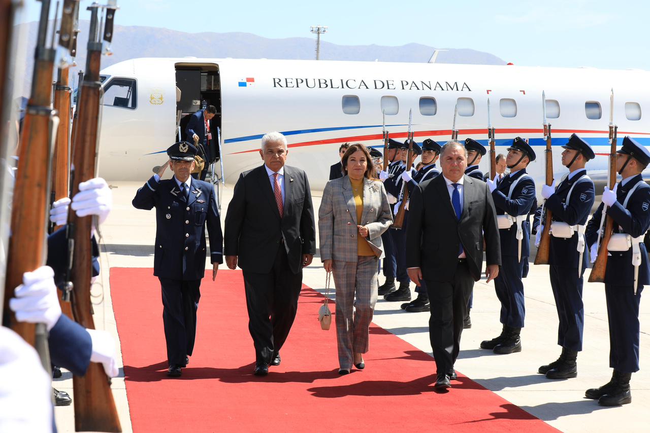 El presidente José Raúl Mulino fue recibido por Sergio Villagran, en representación del gobierno de Chile y por el embajador de Panamá en Chile, Enrique Jiménez.
