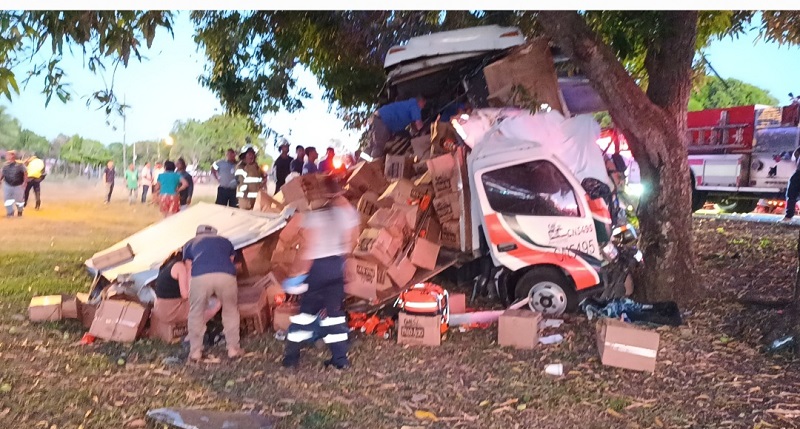 Accidente en Los Boquerones, Veraguas: Rescate heroico tras choque de bus y camión. /Foto: Melquiades Vásquez