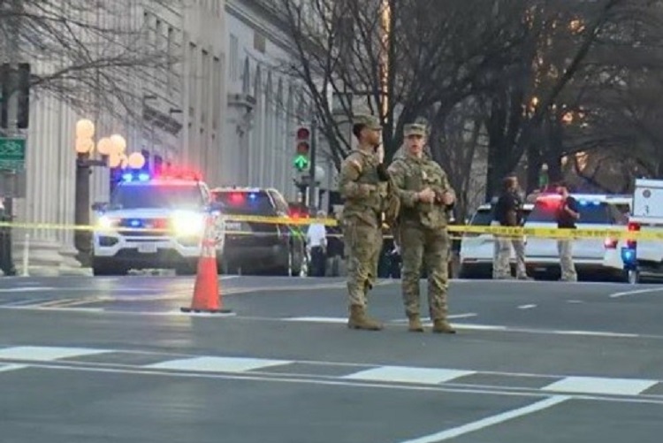 Las autoridades investigan a la persona detenida con el fin de determinar que motivó a este ciudadano a estrellarse cerca de la Casa Blanca. Foto. Redes