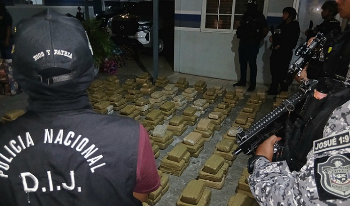 Los paquetes de droga estaban dentro de 20 bolsas comerciales, con distintos diseños.  /  Foto: PN