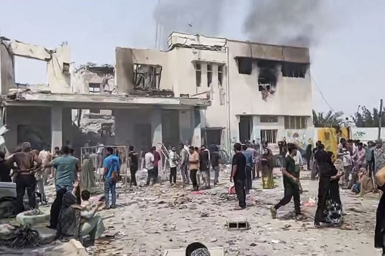 Según la Media Luna Roja Iraní, unas 180 personas, la mayoría niñas, murieron en el ataque contra el centro escolar, en el que también fallecieron maestros y padres.
