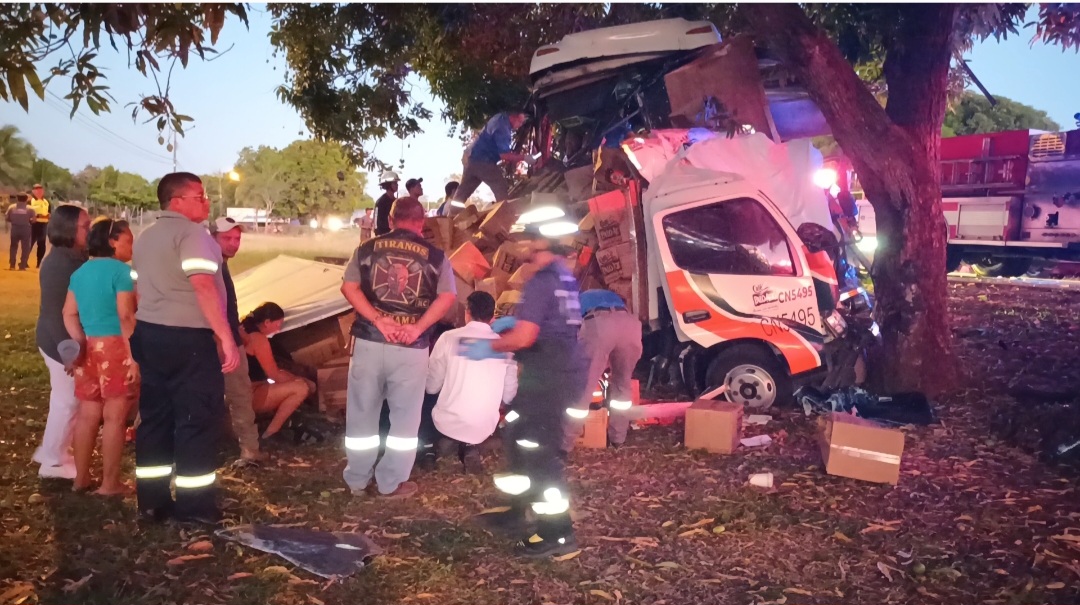 Al lugar del accidente acudieron alrededor de diez ambulancias de diferentes estamentos de seguridad y emergencia.