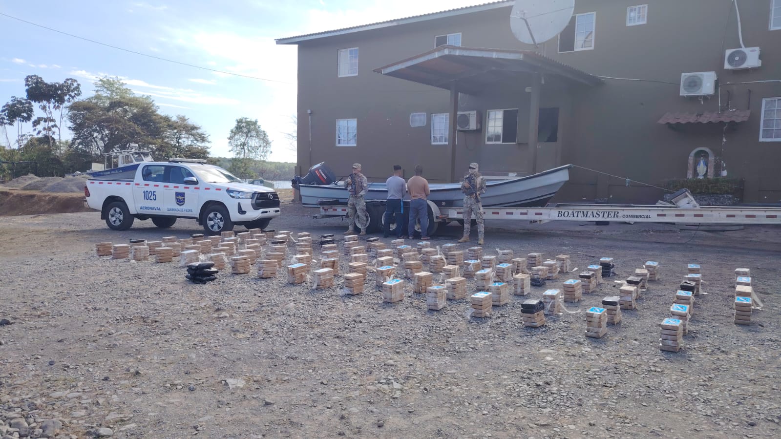 Tras el hallazgo, la embarcación y sus tripulantes fueron retenidos y trasladados bajo coordinación de la Fiscalía de Drogas de Chiriquí hasta la Estación Aeronaval de Quebrada de Piedra