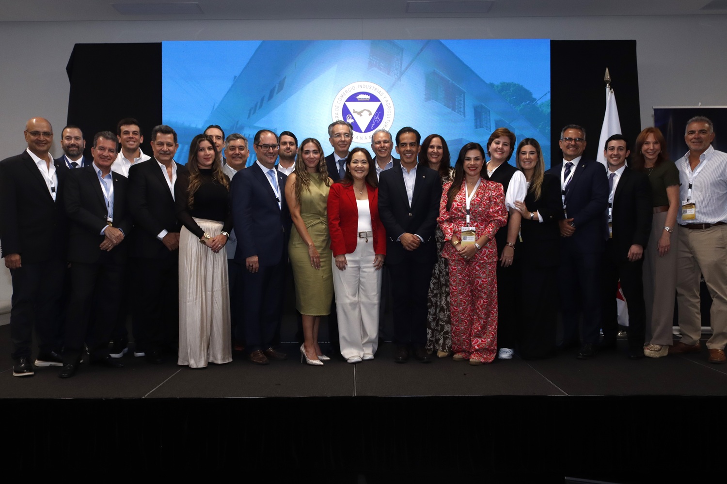 Aurelio Barría Pino junto a los directores principales y suplentes que lo acompañarán en la nueva Junta Directiva.