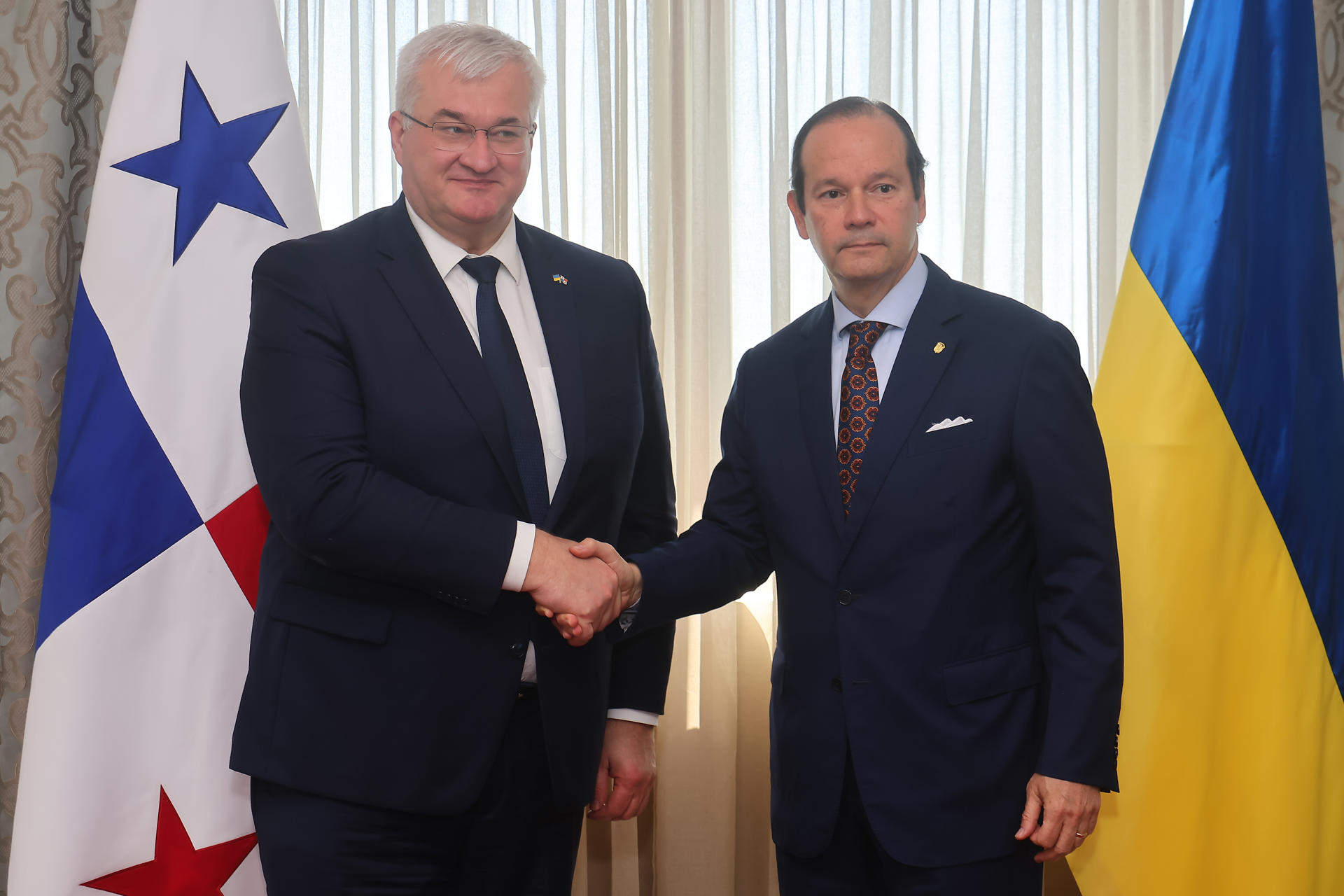 Martínez-Acha explicó que sostuvo una reunión de aproximadamente una hora con el canciller ucraniano Andrii Sybiha.