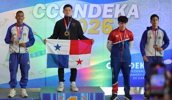 Edgardo Torres, con la Bandera de Panamá, en la ceremonia de premiación de la categoría Junior del Centroamericano de Karate realizado en Nicaragua. Foto: Cortesía