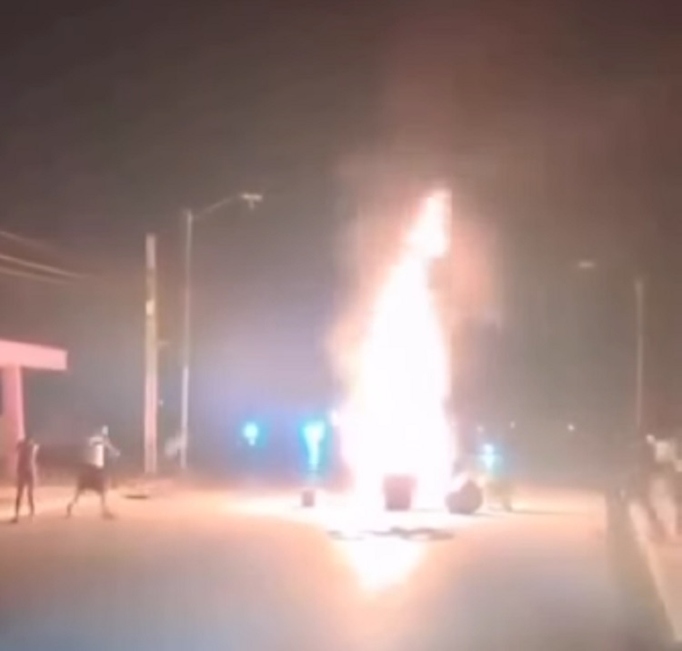 Los manifestantes entre gritos y cacerolazos exigen "libertad" y  la caída del régimen cubano. Foto. Tomada de video de @yusnaby