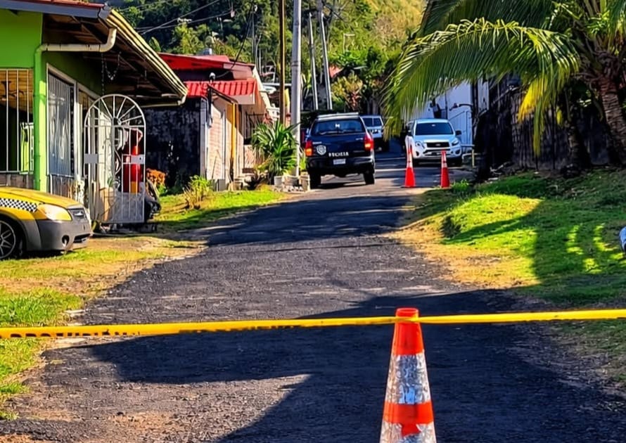 En el área se escucharon múltiples disparos y, al verificar, se percataron de que el joven se encontraba sin vida. Foto: Colón en Línea 