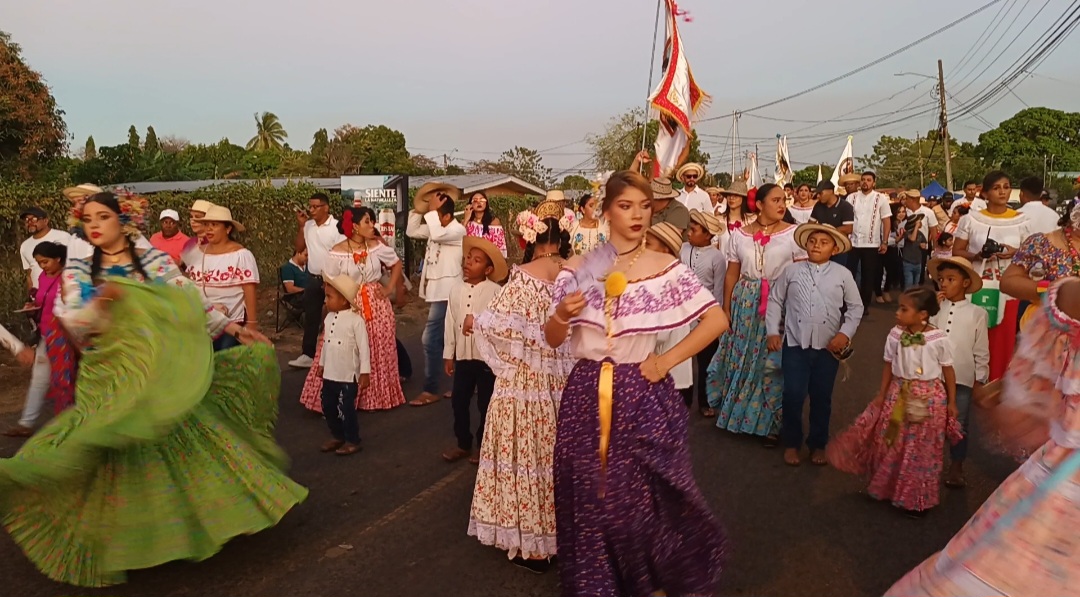  se presentaron diversas expresiones de la cultura veragüense, destacándose las delegaciones típicas que llenaron de colorido, música y alegría el evento. Foto. Melquiades Vásquez