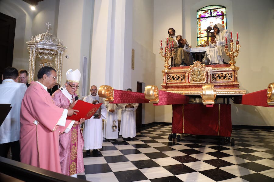 La ceremonia se realizó durante la misa dominical en la Catedral Basílica Santa María la Antigua, donde el arzobispo destacó el significado espiritual del Evangelio proclamado en la liturgia. 