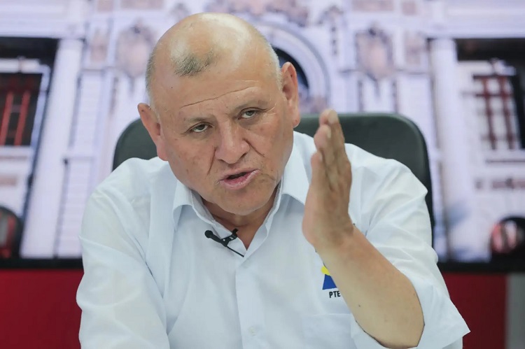 Napoleón Becerra, se accidentó a la altura del kilómetro 183 de la Vía de los Libertadores en la jurisdicción de la localidad de Huaytará, en Huancavelica. Foto. EFE