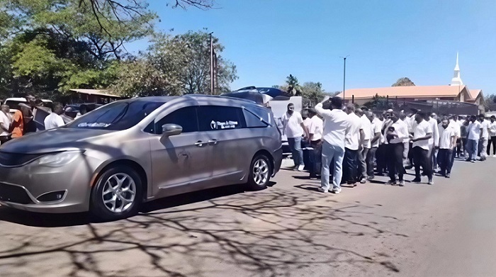 Una gran cantidad de personas se trasladaron hacia un cementerio en la provincia de Panamá Oeste, donde se dio su sepelio.  /  Foto: Thays Dom+inguez