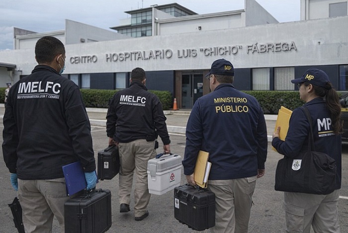 Peritos forenses y personal del Ministerio Público investigan el caso.   Imagen ilustrativa generada con IA Copilot