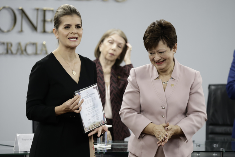 La presidenta del Tribunal Supremo de Elecciones, Eugenia Zamora (d), entrega las credenciales oficiales a la presidenta electa, Laura Fernández. Foto. EFE
