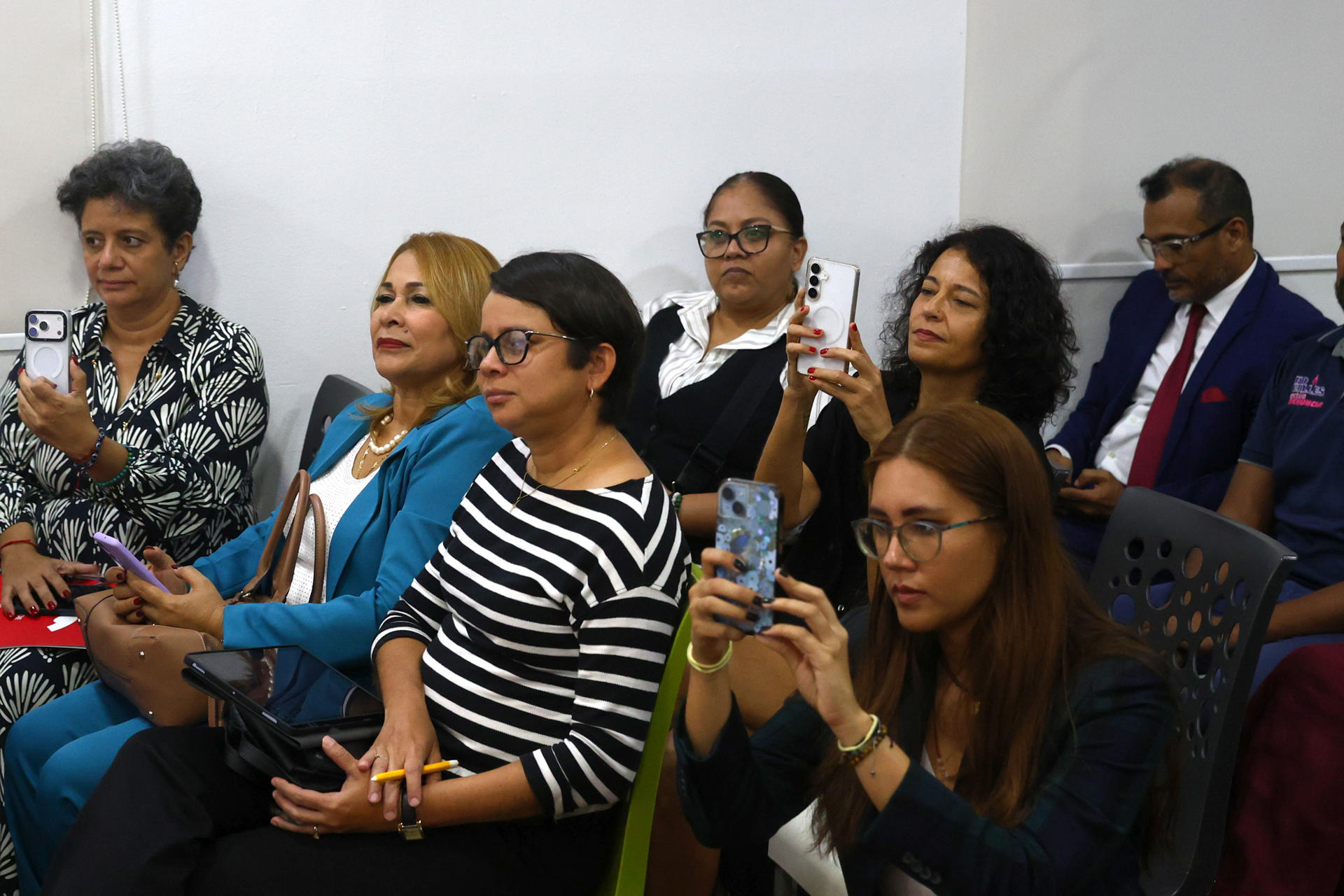 Personas asisten al conversatorio 'Cuidados y justicia social'.