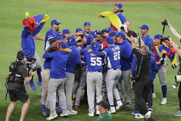 Jugadores de Venezuela celebran el título del Clásico Mundial de Béisbol. 