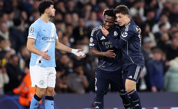 Vinicius Junior (C) celebra con Arda Güler uno de sus goles anotados. Foto: EFE