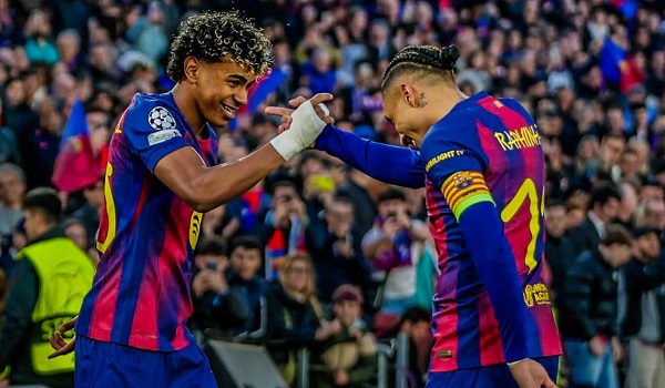 Lamine Yamal (izq.) y Raphinha celebran uno de los goles anotados. Foto: EFE