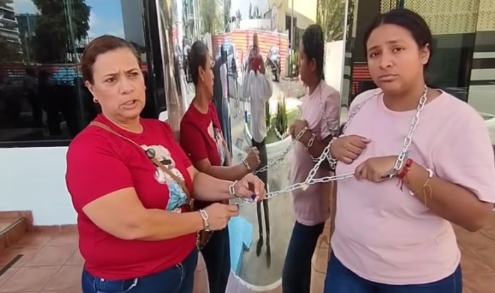 Durante la jornada, funcionarios y extrabajadores acudieron al lugar con pancartas, cadenas, candados y megáfonos, y algunos manifestaron su intención de permanecer encadenados de forma indefinida hasta obtener una respuesta a sus demandas.