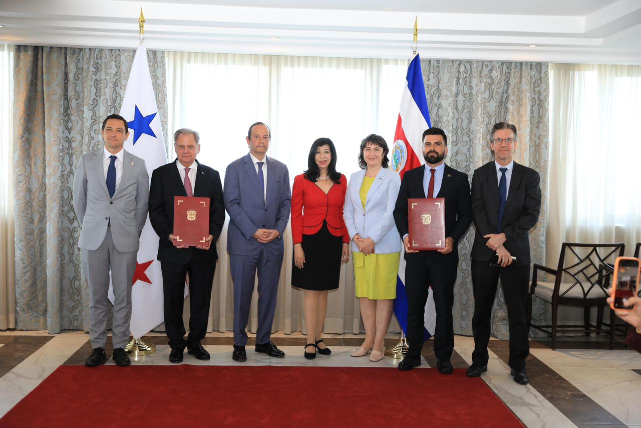 La ceremonia, presidida por el canciller, Javier Martínez Acha, permitió formalizar este instrumento bilateral que lleva las firmas de Henry Faarup, secretario de la SNDF, y Álvaro Bermúdez, presidente del INCOFER.