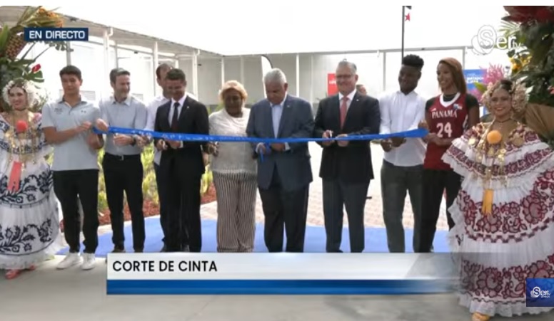 Con el corte de cinta y la develación de una placa queda formalmente inagurada el centro. 