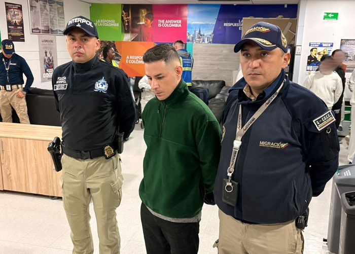 Ángel Esteban Aguilar Morales, alias Lobo Menor (c), fue detenido por funcionarios de Migración Colombia. Foto. EFE