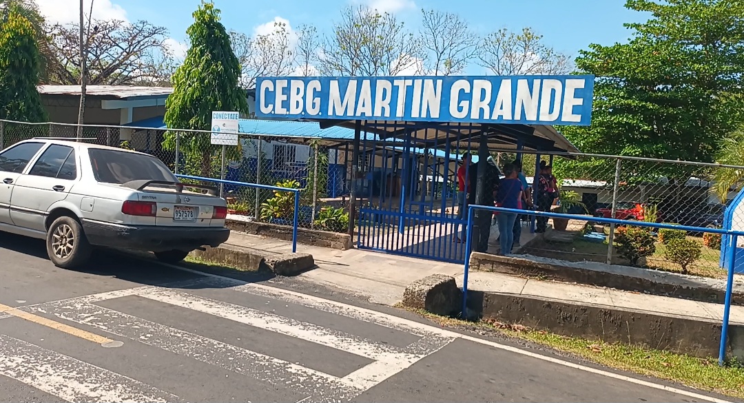 La escuela Martín Grande atiende a más de 300 estudiantes en niveles de Premedia y Media.