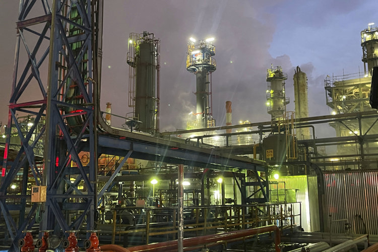 La refinería de petróleo de Haifa, la ciudad más importante del norte de Israel, sufrió daños este jueves tras el último ataque con misiles lanzados desde Irán. Foto. EFE