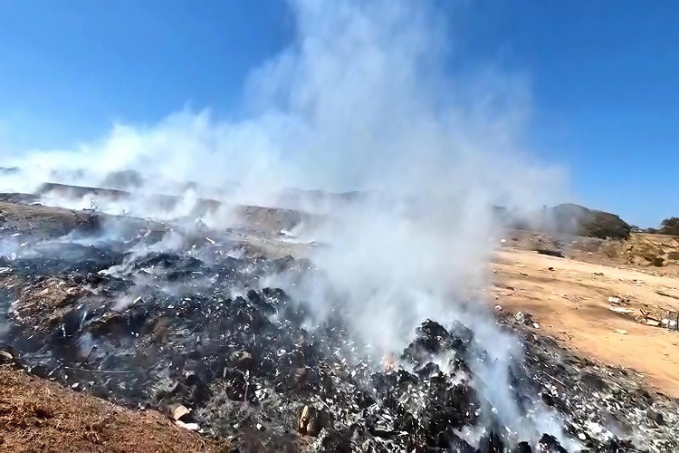 Las labores de extinción en el vertedero de La Honda se extendieron por más de 12 horas continuas, con la participación de varias unidades, cisternas y volquetes municipales. Foto. Thays Domínguez