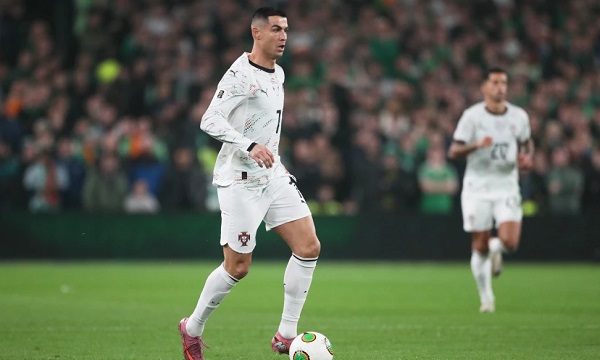 Cristiano Ronaldo (izq.), delantero portugués.